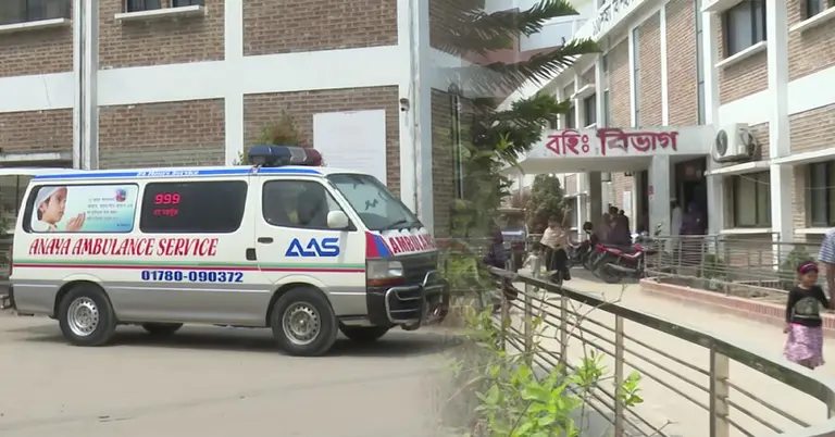 নরসিংদী সদর হাসপাতালের জরুরি বিভাগের সামনে রাখা অ্যাম্বুলেন্স